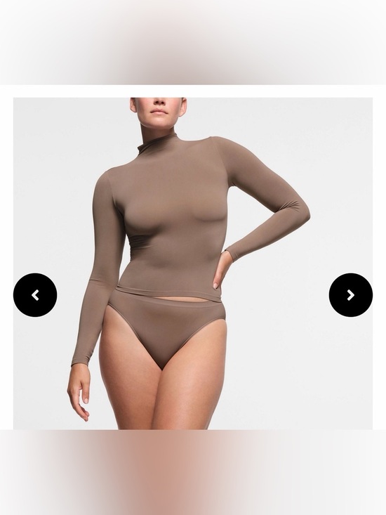 SKIMS Tops - SKIMS SOFT SMOOTHING SEAMLESS TURTLENECK TOP AP-TTN-1985 COLOR: TRUFFLE SIZE: XS